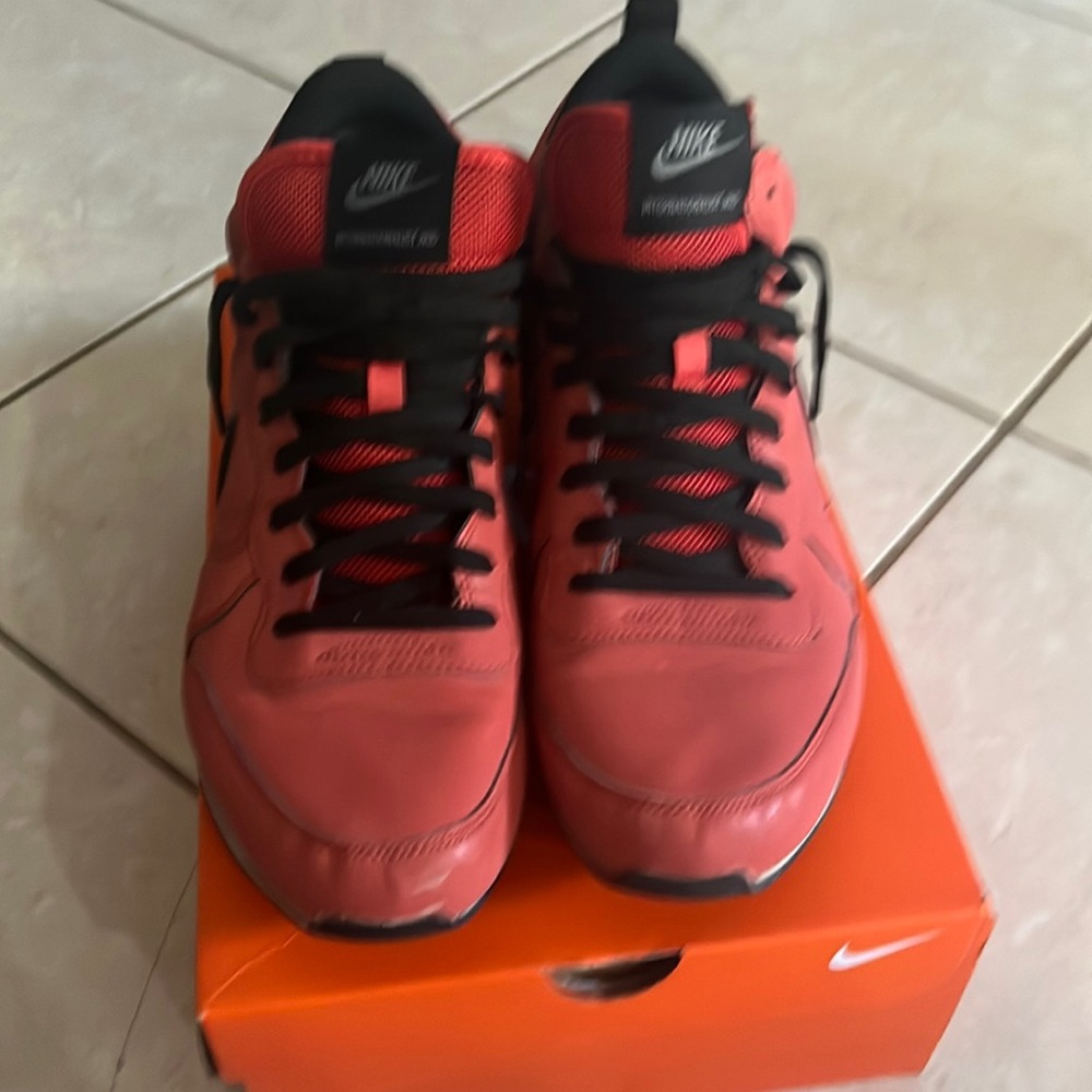 Nike International Mid QS Red